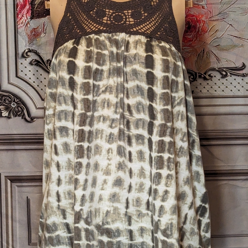 Juniors Olive green, cream, and lace tank top.  Pre-owned Size Medium 7-9 chest